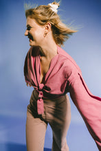 Kép betöltése a galériamegjelenítőbe: Sassy Wavy Kimo Top