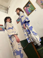 Kép betöltése a galériamegjelenítőbe: Saffron Blue Satin Kimono