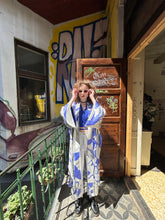 Kép betöltése a galériamegjelenítőbe: Saffron Blue Satin Kimono