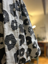 Load image into Gallery viewer, Daisy Jacquard Kimono