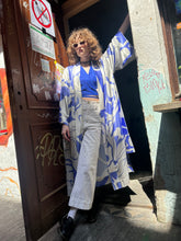Kép betöltése a galériamegjelenítőbe: Saffron Blue Satin Kimono