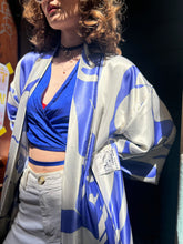 Kép betöltése a galériamegjelenítőbe: Saffron Blue Satin Kimono