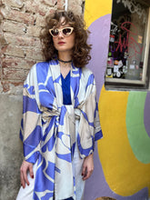 Kép betöltése a galériamegjelenítőbe: Saffron Blue Satin Kimono
