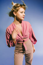 Kép betöltése a galériamegjelenítőbe: Sassy Wavy Kimo Top