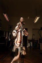 Kép betöltése a galériamegjelenítőbe: Keleti Blokk Void Face KIMONO