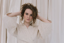 Kép betöltése a galériamegjelenítőbe: Creamy Waves Kimo Top