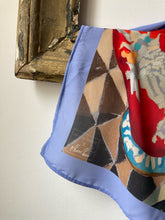 Kép betöltése a galériamegjelenítőbe: Dragon Vase Scarf