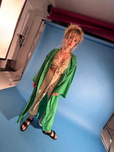 Kép betöltése a galériamegjelenítőbe: Bold Green Viscose Kimono
