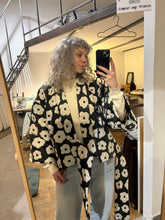 Load image into Gallery viewer, Daisy Jacquard Kimono
