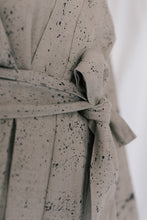 Kép betöltése a galériamegjelenítőbe: Handpainted Linen Kimono
