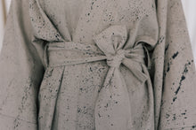 Cargar imagen en el visor de la galería, Kimono de lino pintado a mano
